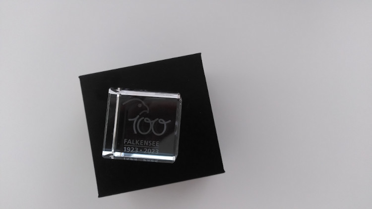 Glaswürfel mit Signet zur 100-Jahr-Feier